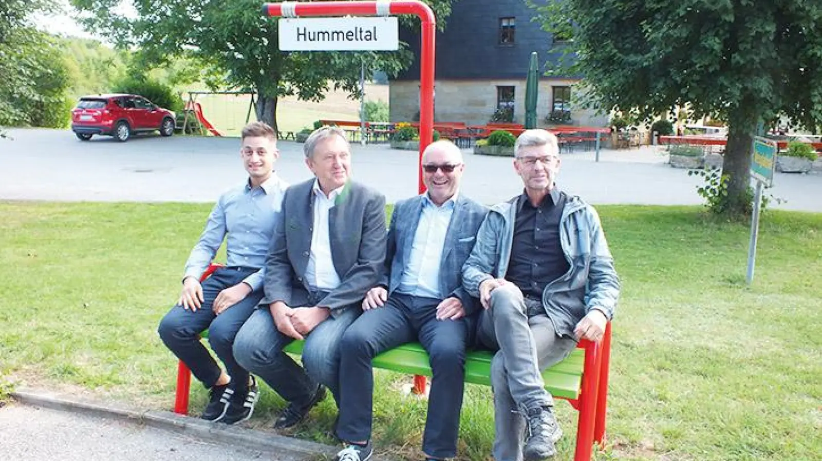 Sie weihten die neue Mitfahrbank in Weiglathal symbolisch ein (sitzend, von links): Landrat Hermann Hübner und Herbert Röder, Zweiter Bürgermeister der Gemeinde Hummeltal. Stehend, von links: Die Eckersdorfer Bürgermeisterin Sybille Pichl, ILE-Manager Philipp Herrmann, Elke Hofmann, die Wirtin der Gastwirtschaft „Zum Fichta“, sowie Harald Licha, Zweiter Bürgermeister der Gemeinde Mistelbach. (Foto: Roland Schmidt)