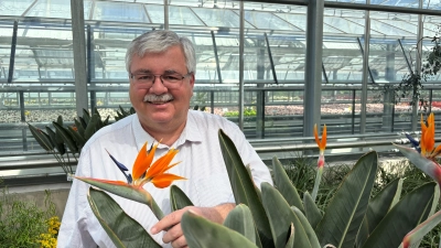 Stadtgartenamtsleiter Robert Pfeifer stellt Blumen vor, die Gartenfreunde zum Staunen bringen. (Foto: Stadt Bayreuth)