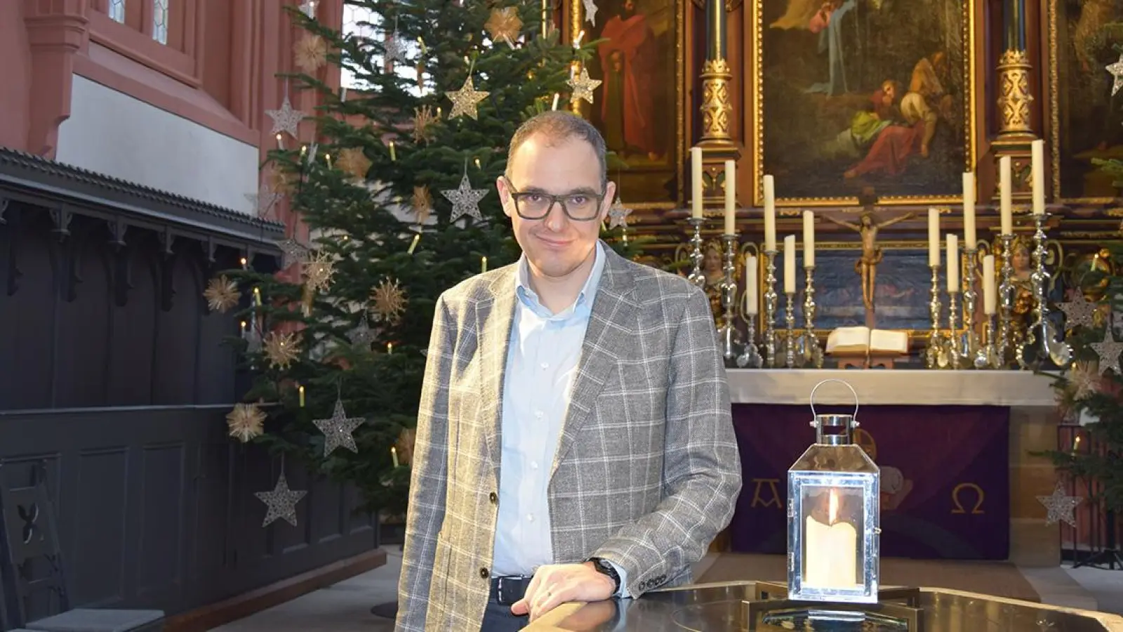 Pfarrer Carsten Brall in der Bayreuther Stadtkirche mit dem Friedenslicht aus Bethlehem. Foto: Lenkeit (Foto: Lenkeit)