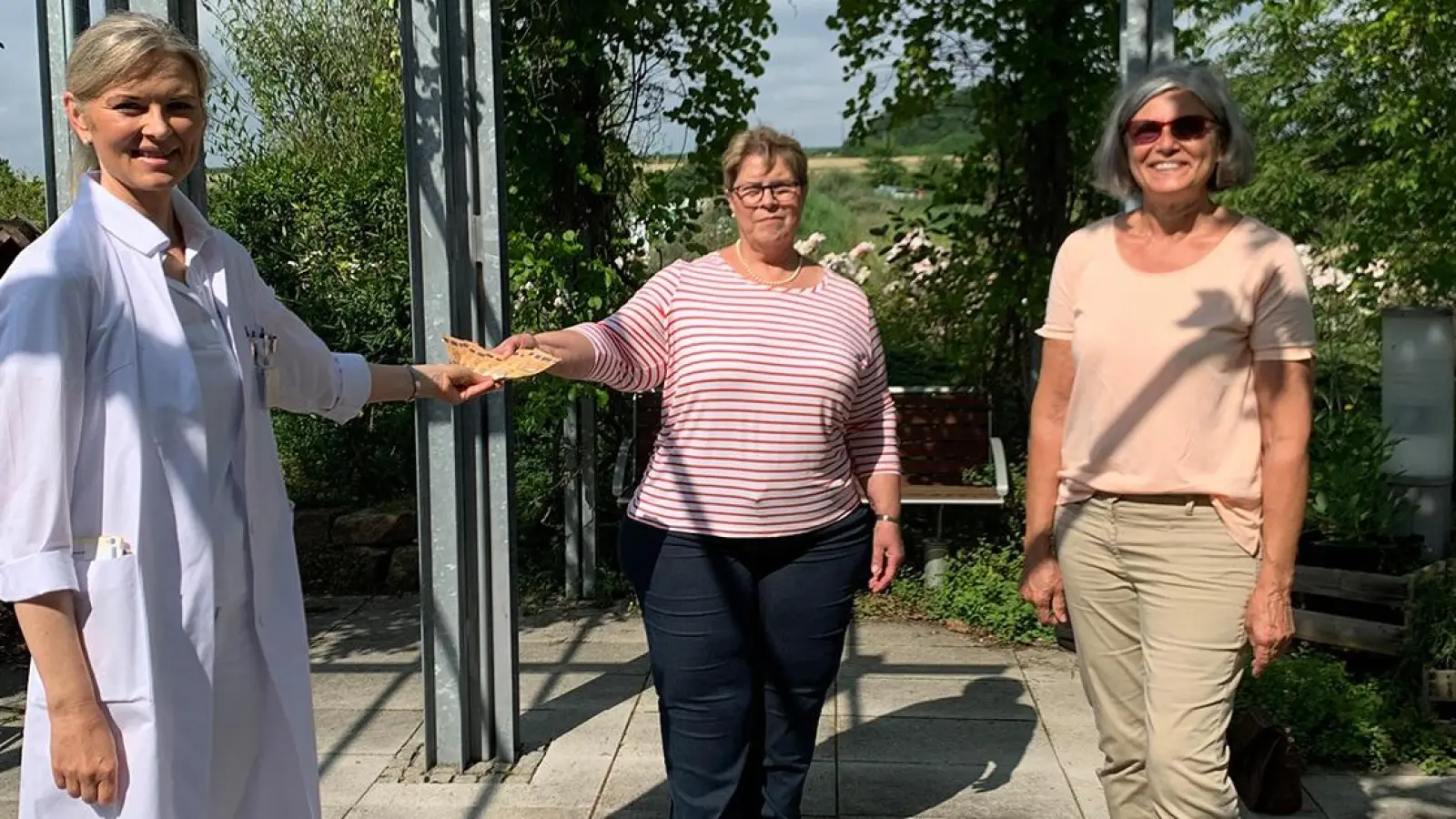 Dr. Sabine Gernhardt, Direktorin der Palliativstation, und die beiden Vereinsvorsitzenden des Obst- und Gartenbauvereins Ebnath, Inge Geißler und Anni Müller. (Foto: red)