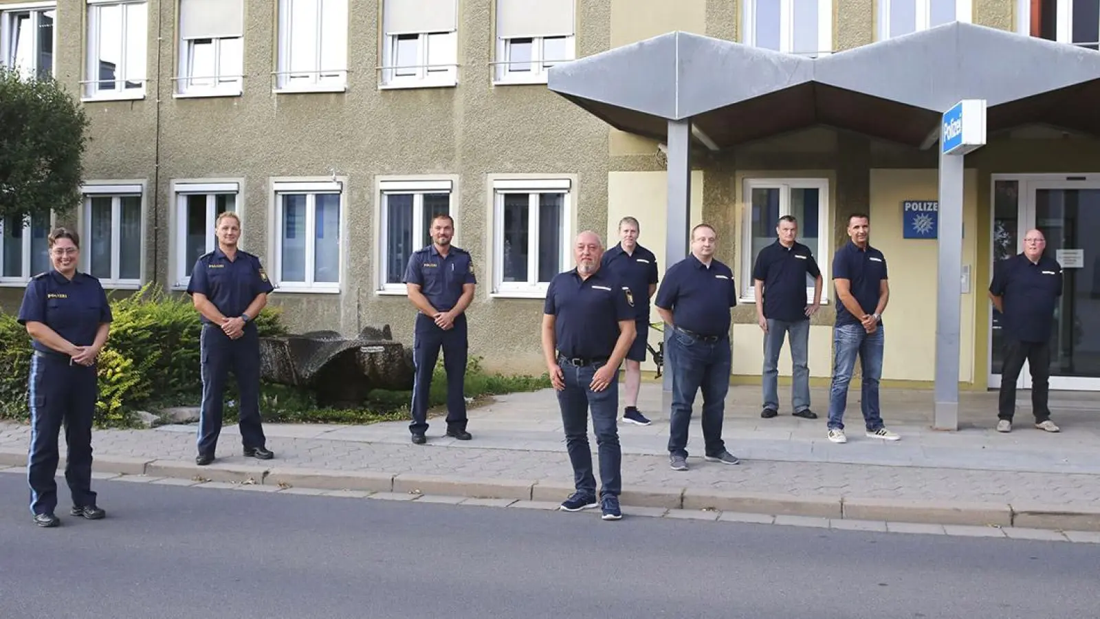 Dienststellenleiterin Polizeidirektorin Christine Götschel, Polizeihauptkommissar Harald Stadter, Polizeioberkommissar Heiko Engelhardt und die neuen Mitarbeiter der Sicherheitswacht. (Foto: red)