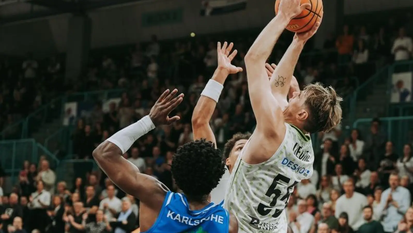Stets mit vollem Einsatz in allen Situationen: So kennt man Lenny Liedtke, hier im heutigen Spiel gegen Karlsruhe, der seinen Vertrag beim BBC Bayreuth jetzt bis 2027 verlängerte. (Foto: Thorsten Ochs/ochsenfoto.de)