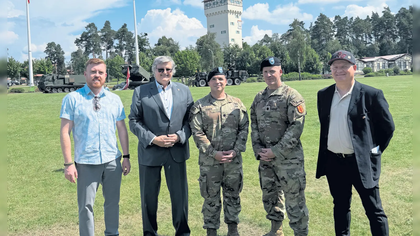 Vl.: Pressereferent 7th Army Training Command Andre Potzler, Dieter Waas, LtCol Anthony R. Dunkin, LtCol Derek M. Reeves und Martin Bräunig. (Foto: DAFK )