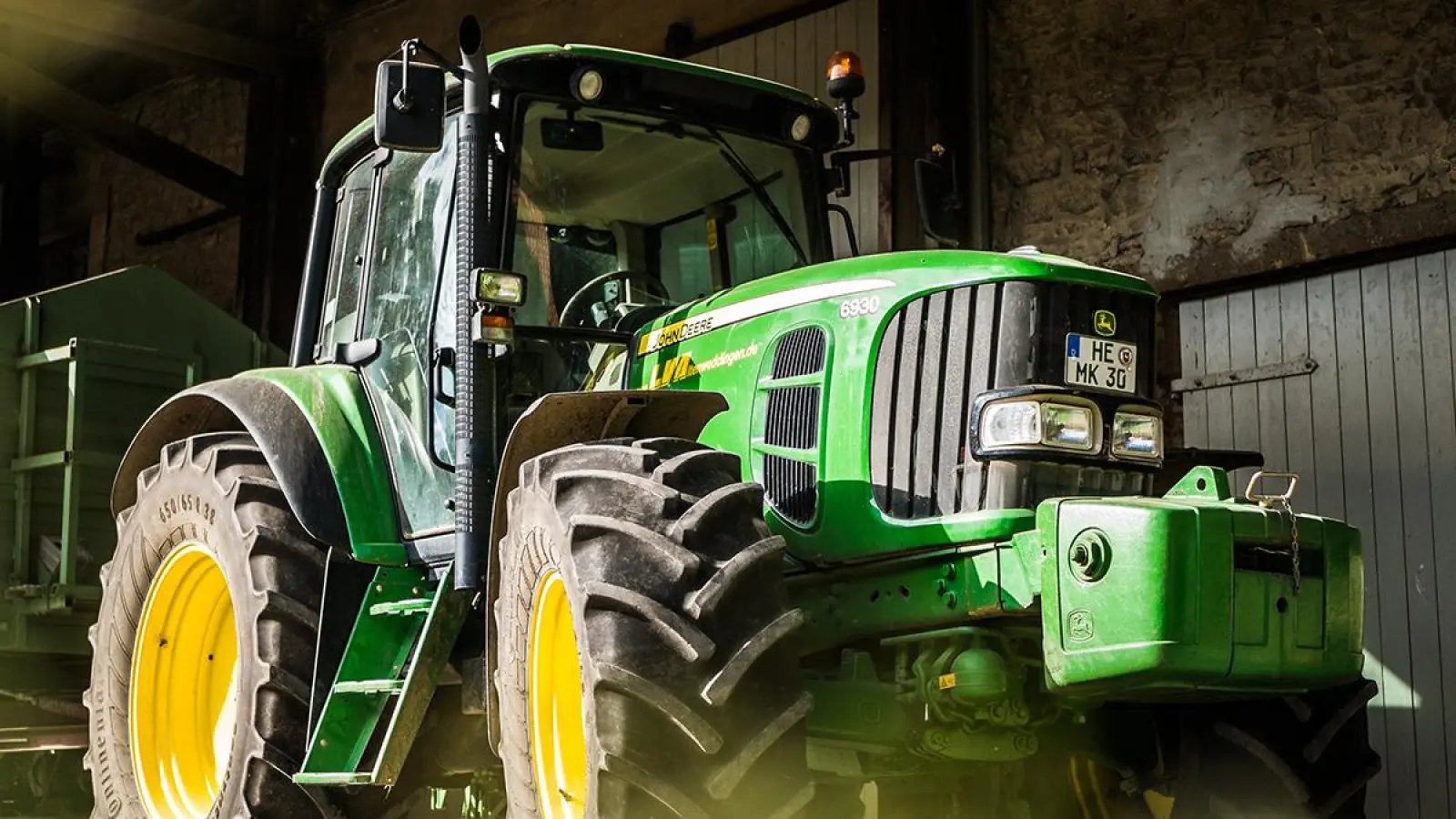 Traktor in landwirtschaftlicher Umgebung: Am 8. Januar wird in Bayreuth demonstriert. (Symbolbild: unsplash.com/Julia Koblitz)