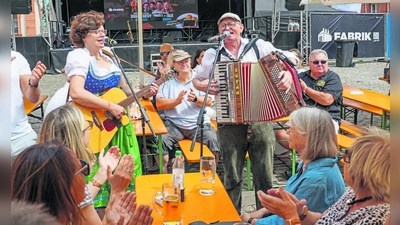 Siggi Stadter und sein Akkordeon sorgen für gute Laune. (Foto: Dörfler)