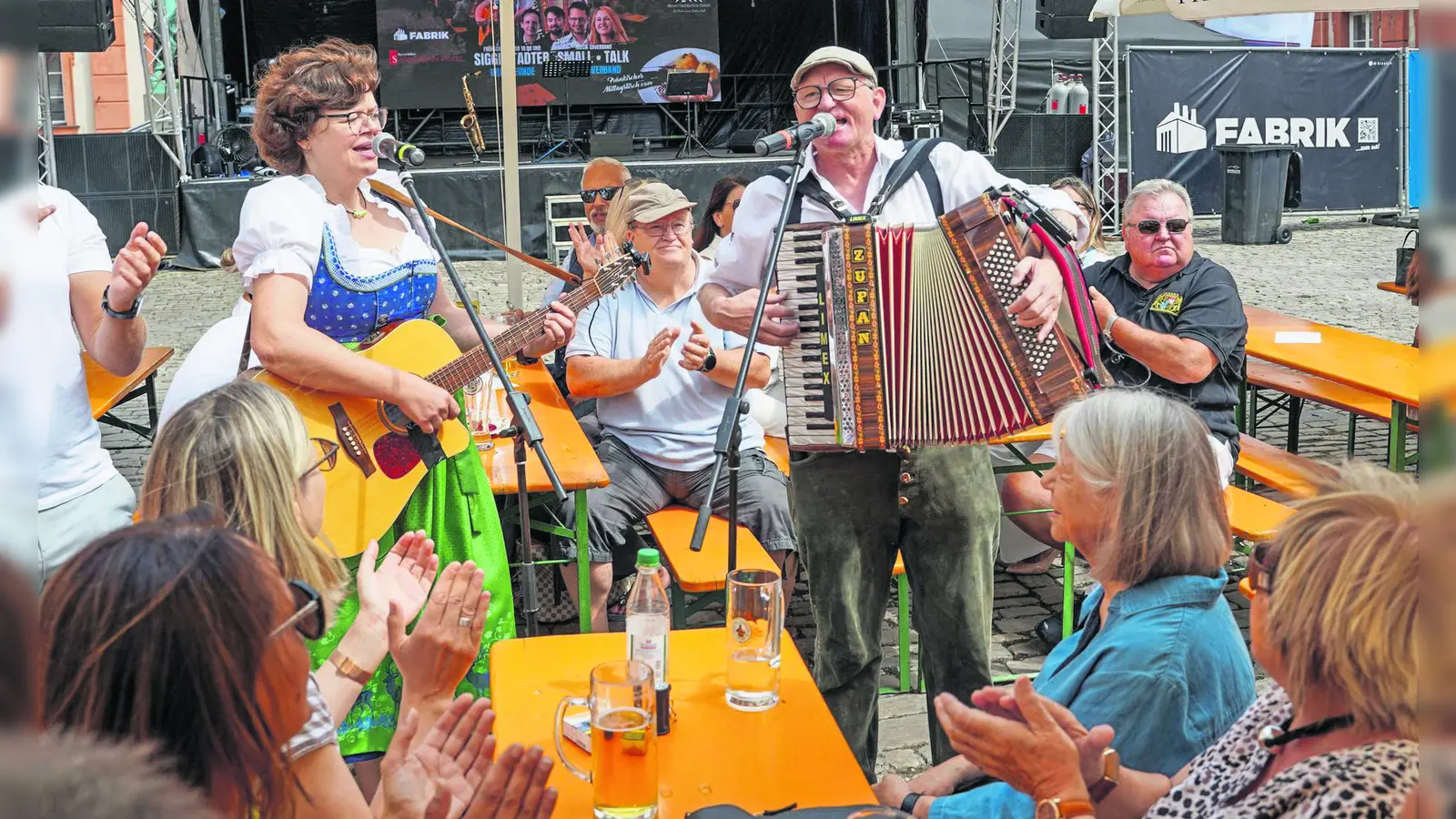 Siggi Stadter und sein Akkordeon sorgen für gute Laune. (Foto: Dörfler)