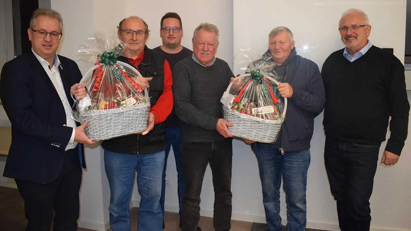 Helmut Knörrer (Zweiter von links) und Wolfgang Schoderer (Zweiter von rechts) wurden (von links) von Bürgermeister Martin Dannhäußer (Creußen), zweitem Bürgermeister Jörg Teufel (Prebitz) sowie den Bürgermeistern Robert Pensel (Haag) und Hans-Walter Hofmann (Schnabelwaid) in den Ruhestand verabschiedet.  (Foto: VG Creußen/Frauke Engelbrecht)