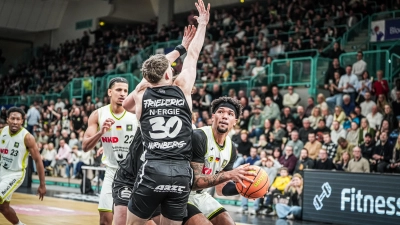 Power Forward Cantia Rahming (rechts, am Ball) wird in der kommenden Saison 2026/27 nicht mehr für den künftig unter „Medikamente per Klick Bayreuth” firmierenden Bayreuther Basketball-Zweitbundesligisten auflaufen. (Foto: Thorsten Ochs)