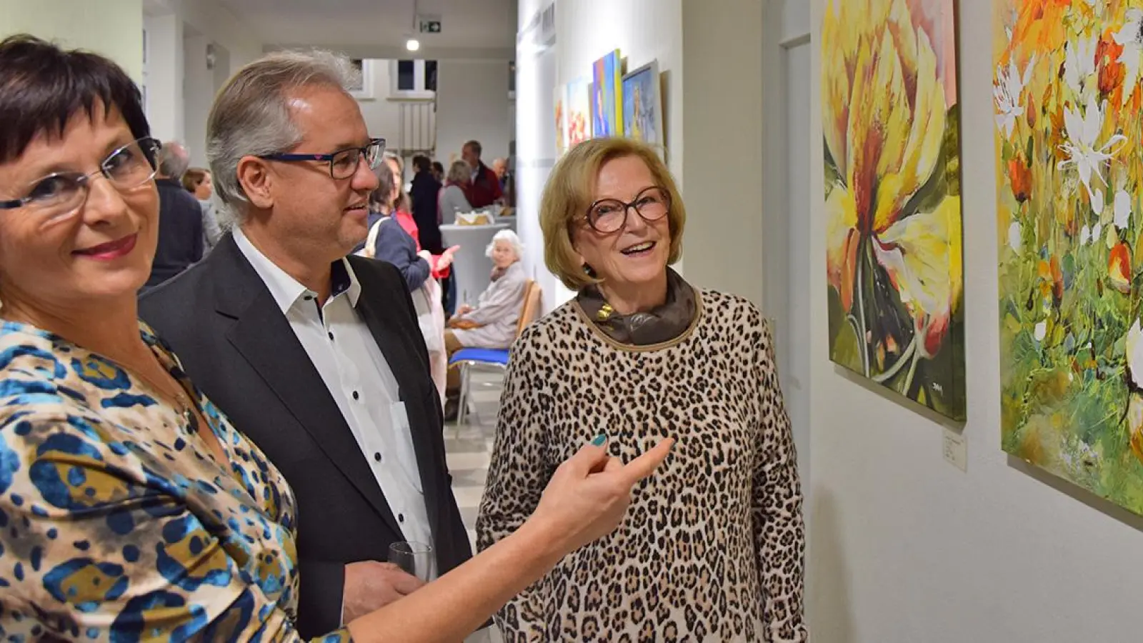 Danuta Kommander (li.) und Waltraud Egl (re.) erklären Bürgermeister Martin Dannhäußer ein Gemälde. (Foto: Lenkeit)