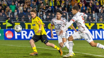 Winter-Neuzugang Maximilian Fesser (links) erzielte die 1:0-Führung für die Altstadt. (Foto: Dirk Ellmer)