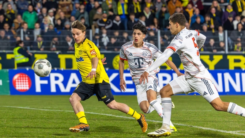Winter-Neuzugang Maximilian Fesser (links) erzielte die 1:0-Führung für die Altstadt. (Foto: Dirk Ellmer)