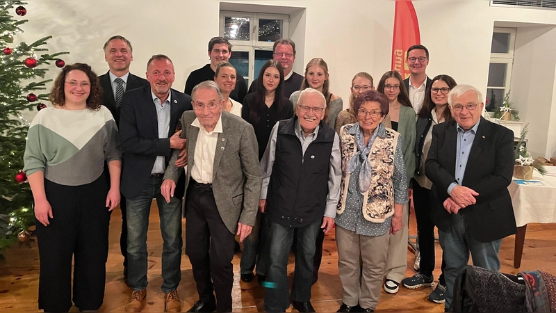 Ehrenpräsident der DLRG in Bayern Günther Kolb, der Vorsitzender der DLRG Bayreuth Thomas Schmid und die Stellvertretender Vorsitzende Heike Naber (Foto: DLRG)