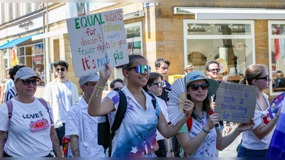 Beim Christopher Street Day (CSD) zogen zahlreiche Menschen durch die Straßen und setzten ein Zeichen für Vielfalt, Akzeptanz und Gleichberechtigung.  (Foto: sd)