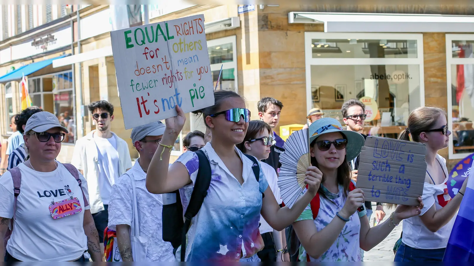 Beim Christopher Street Day (CSD) zogen zahlreiche Menschen durch die Straßen und setzten ein Zeichen für Vielfalt, Akzeptanz und Gleichberechtigung.  (Foto: sd)