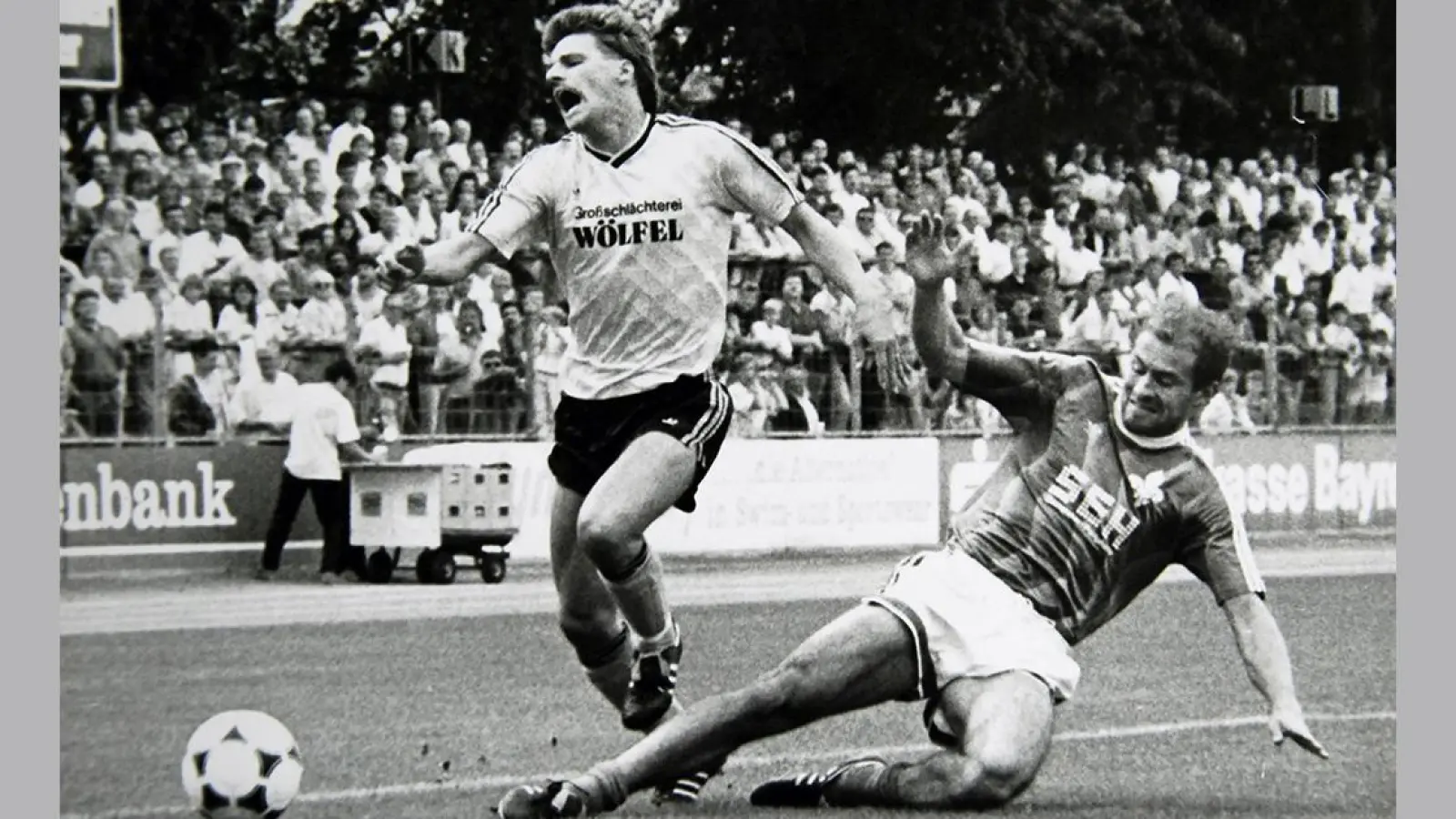 18.6.1989: Darmstadts Volker Kispert wehrt den Ball vor Bayreuths Jörg Wolff zur Ecke ab. (Foto: Klaus-Peter Volke)
