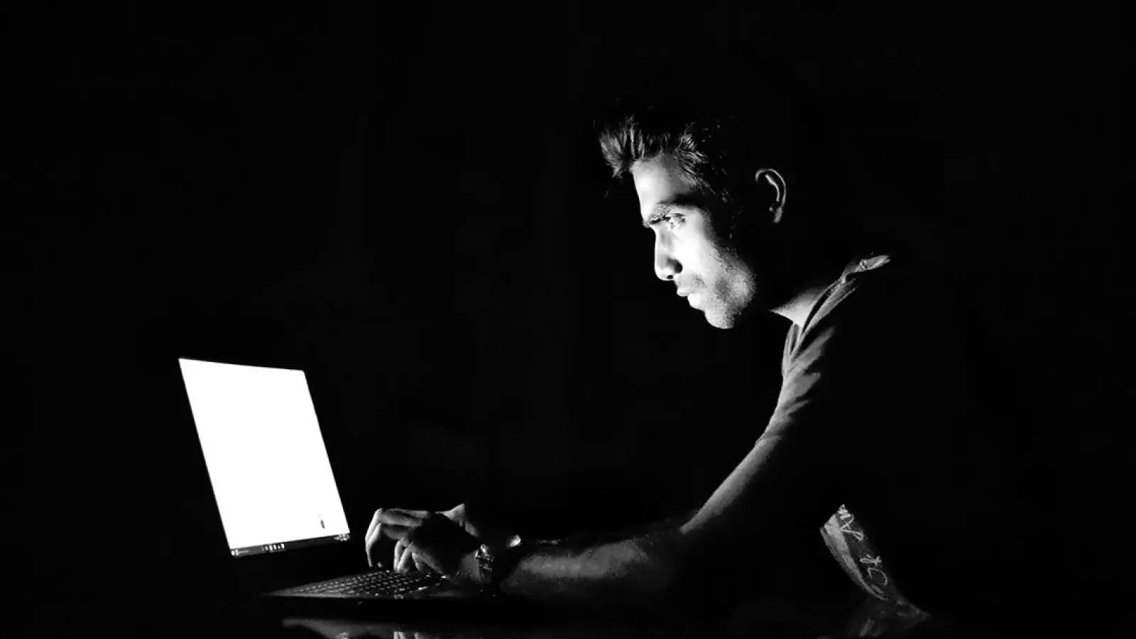 Sextortion: Männer zu sexuellen Handlungen genötigt und gefilmt - Anklage erhoben (Foto: red)