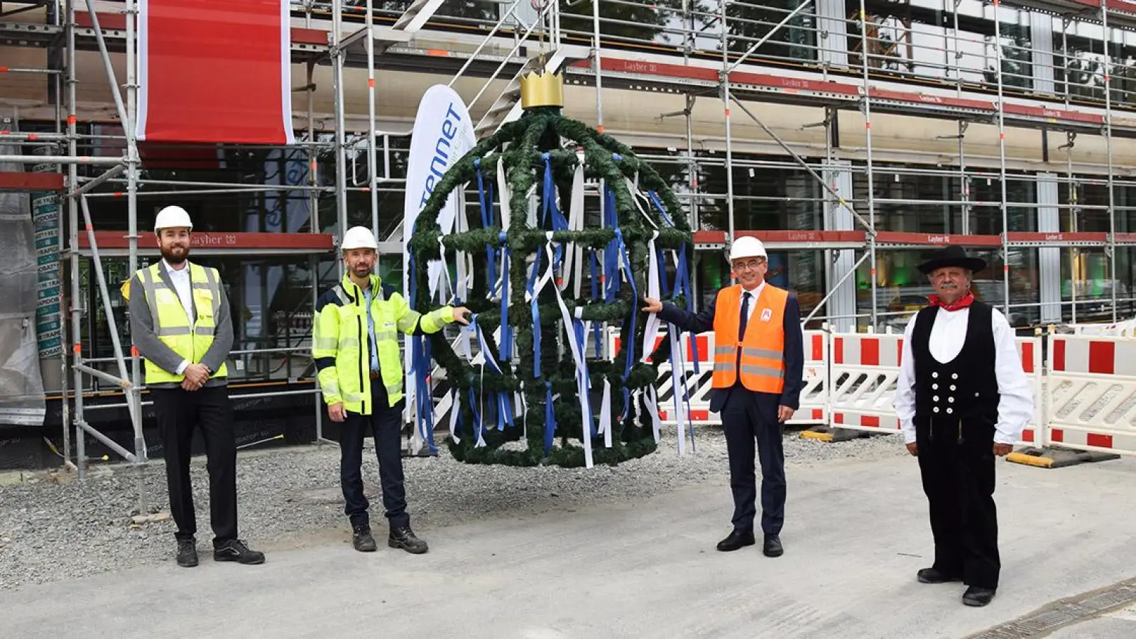 v.l.: Architekt Johannes Jung, TenneT Geschäftsführer Tim Meyerjürgens, Geschäftsführer der Bauunternehmung Markgraf Liborius Gräßmann, Polier Uwe Kammer. (Foto: inBayreuth.de)
