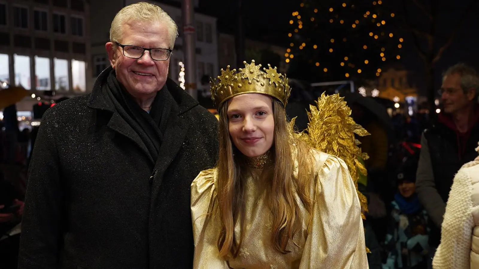Der Bayreuther Christkindlesmarkt wurde vom OB Thomas Ebersberger und Christkind Anna Leykauf eröffnet.  (Foto: Stefan Dörfler )