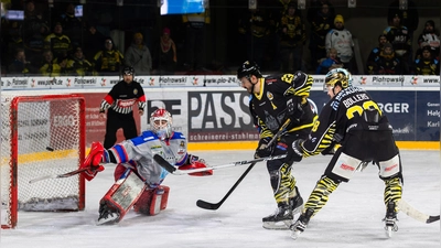 Kyle Bollers und Aidan Brown (von rechts) waren die tragenden Säulen der onesto Tigers Bayreuth beim heutigen Sieg gegen den EC Peiting. (Foto: Dirk Ellmer)