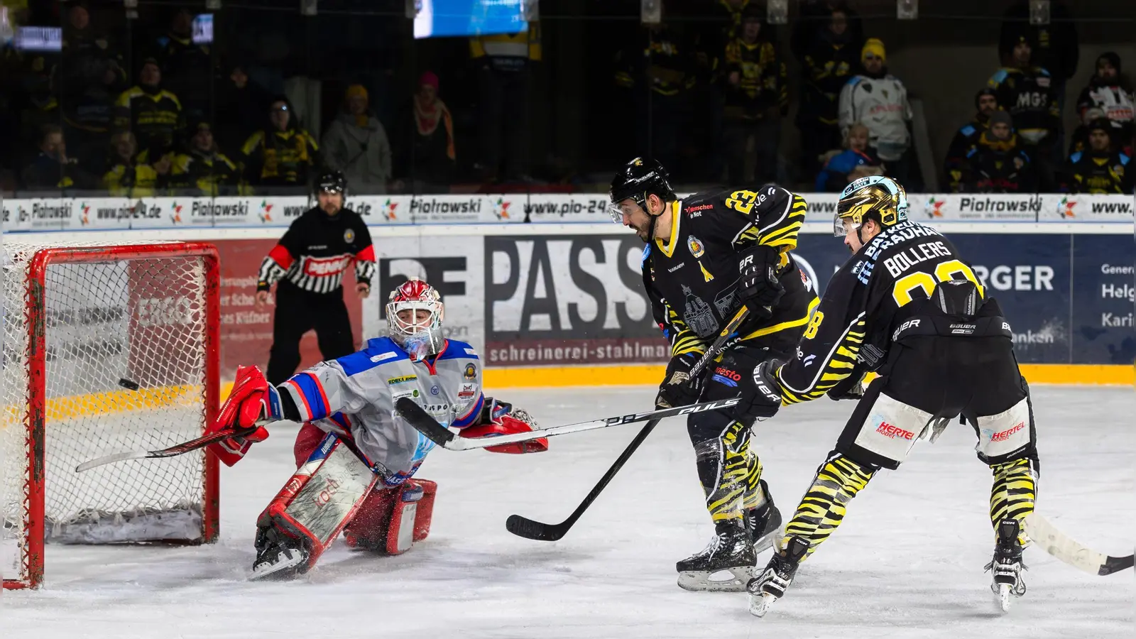 Kyle Bollers und Aidan Brown (von rechts) waren die tragenden Säulen der onesto Tigers Bayreuth beim heutigen Sieg gegen den EC Peiting. (Foto: Dirk Ellmer)