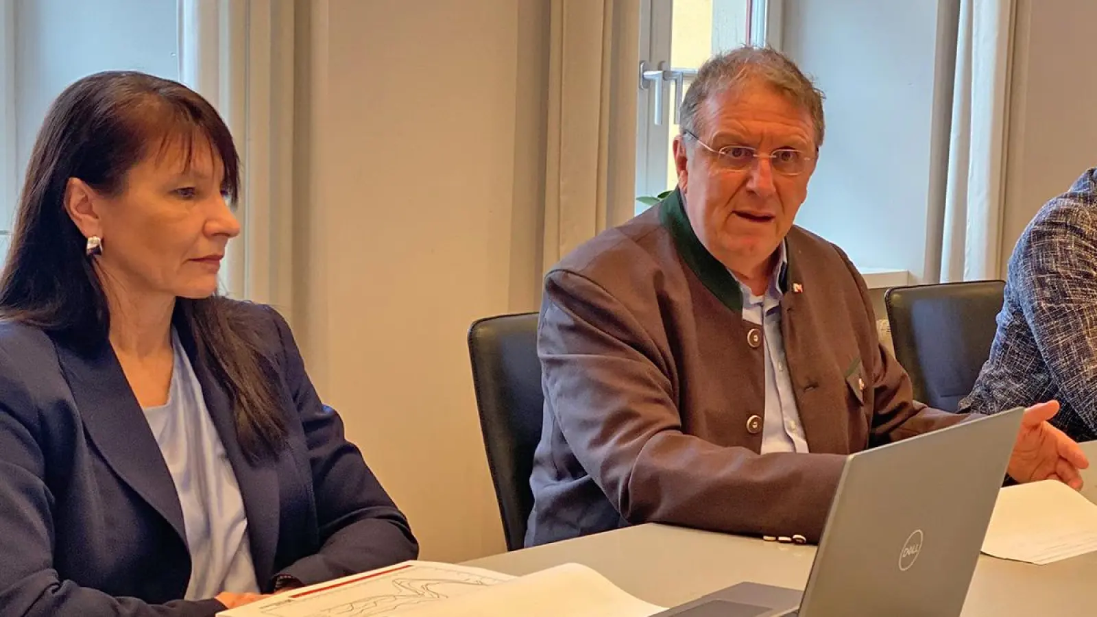 Hilfe für Kinder, Behinderte und alte Menschen als Kernaufgabe des Bezirks Oberfranken: Bezirkstagspräsident Henry Schramm (re.) und die Leiterin der Sozialverwaltung beim Bezirk Oberfranken, Marianne Witton (li.). (Foto: jle)