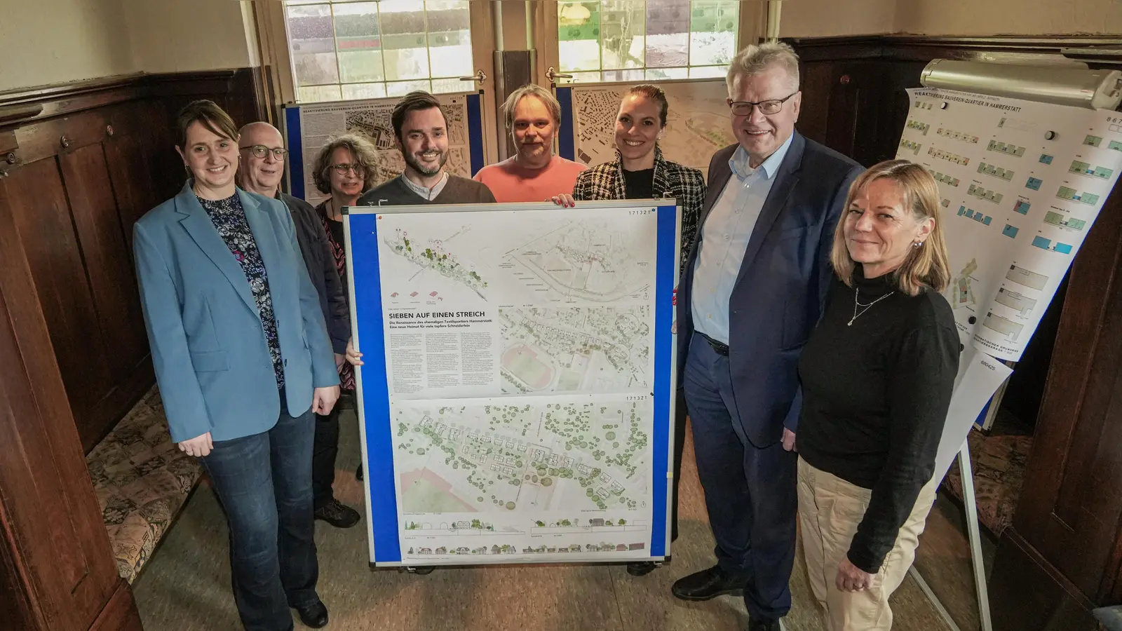 Oberbürgermeister Thomas Ebersberger und der Leiter des Amtes für Städtebauförderung, Bernd Spindler, stellten mit Vertretern der Bauverein Bayreuth eG und Verantwortlichen des Planungsbüros zillerplus am Mittwoch den Siegerentwurf des städtebaulichen Realisierungswettbewerbs vor. (Foto: Stadt Bayreuth)