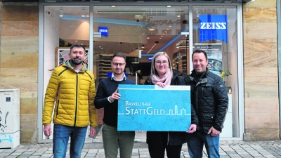 Von links: André Reich, Leiter Innenstadtmanagement BMTG; Christian Stoschek, Betriebsleiter ZEISS Bayreuth; Julia Wahler, BMTG; Thomas Leitmannstetter, Sales des Technikdienstleisters AVS. (Foto: Lenkeit)
