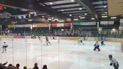 Spannend ging es beim Derby in der Eishockey-Oberliga Süd zwischen den Höchstadt Alligators und den Bayreuth Tigers zu. (Foto: J. Reintzsch)