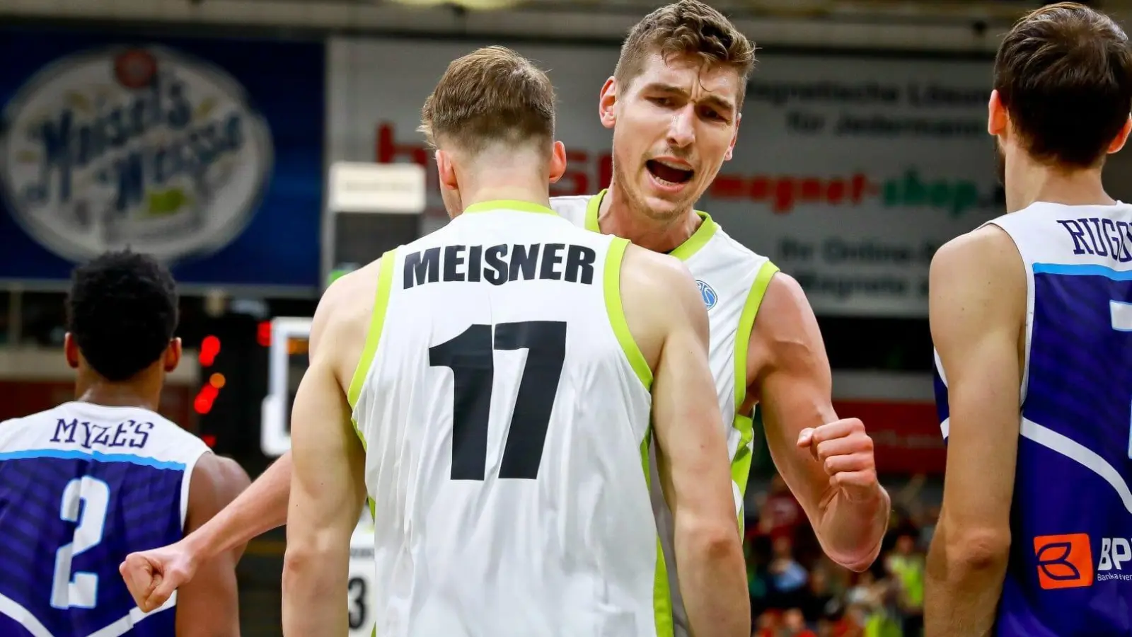 Andi Seiferth und Lukas Meisner durften mit ihrem Team den ersten BBL-Sieg feiern. (Foto: Thorsten Ochs)