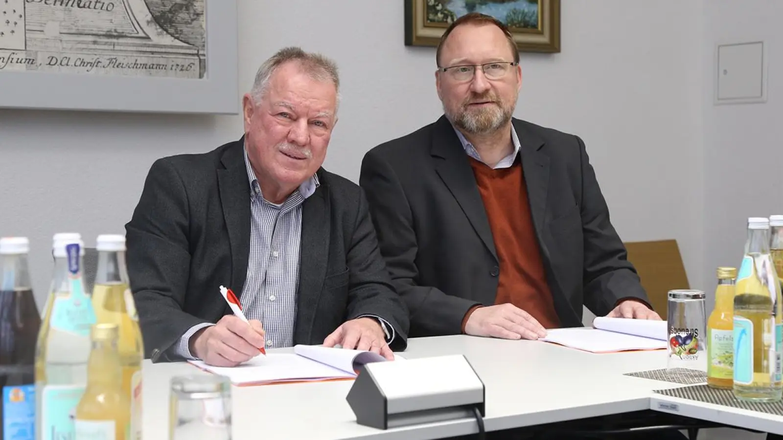 Vertrag unterschrieben: Bürgermeister Robert Pensel und Klaus Markolf, Netzmanagement Stadtwerke Bayreuth. (Foto: Stadtwerke Bayreuth)