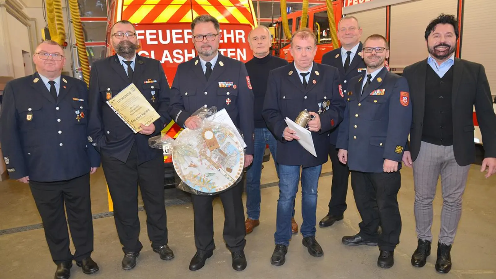 Im Bild die Geehrten, darunter Armin Meyer und Alexander Sesselmann sowie von rechts Bürgermeister Sven Ruhl, Vorsitzender und Kreisbrandinspektor Sven Kaniewski und Kommandant Oliver Becker. (Foto: Dieter Jenß)