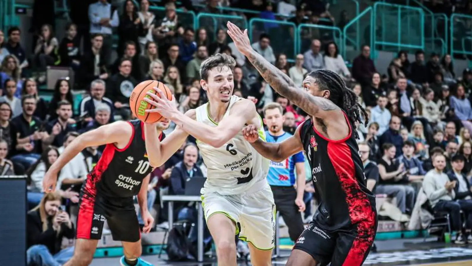 Moritz Plescher (am Ball) war gegen Leverkusen der überragende Bayreuther Akteur. (Foto: Thorsten Ochs/ochsenfoto.de)