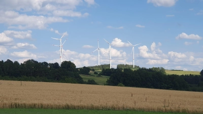 estehender Windpark Creußen III: Drei Windenergieanlagen werden im Zuge des Repowerings durch die Stadtwerke Stuttgart durch zwei neue Anlagen ersetzt. Die übrigen, an den Rotorblättern rot markierten Anlagen gehören zum Windpark Creußen II  (Foto: Neue Energien West eG)