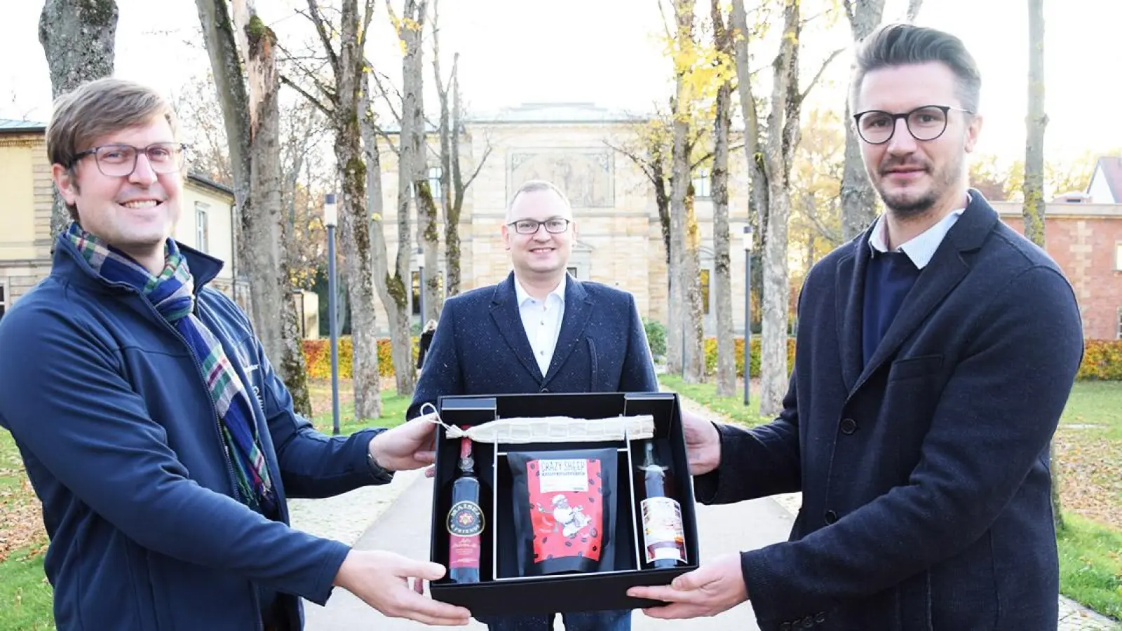 V.l.:  Stefan Schuster (Präsident Round Table 98 Bayreuth), Stefan Schuh (Aktiver Tabler und 3. Bürgermeister der Stadt Bayreuth) und Daniel <br>Sutter (Round Table 98 Bayreuth). (Foto: Mohr)