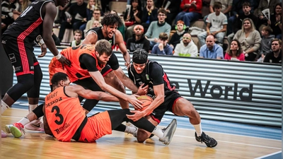 Hart umkämpft war das Hinspiel zwischen dem BBC Bayreuth und den SBB Baskets Wolmirstedt am 7. Spieltag in der Oberfrankenhalle. (Foto: Thorsten Ochs)