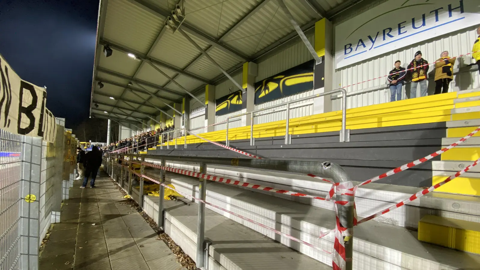 Leeres Biest: Die Fans kamen erst nach 15 Minuten. (Foto: Lenkeit)