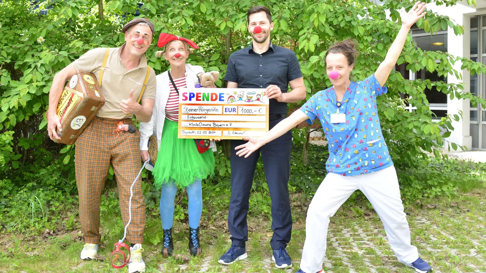 V.l.: KlinikClowns „Prof. Dr. Fritz´l Fußtaps“ und „Frau Dr. Trudi Eierfleck“, Dominic Waldecker und Ilona Golla, Pädagogische Leiterin Kinderklinik im Klinikum Bayreuth. (Foto: Anne Amschler)