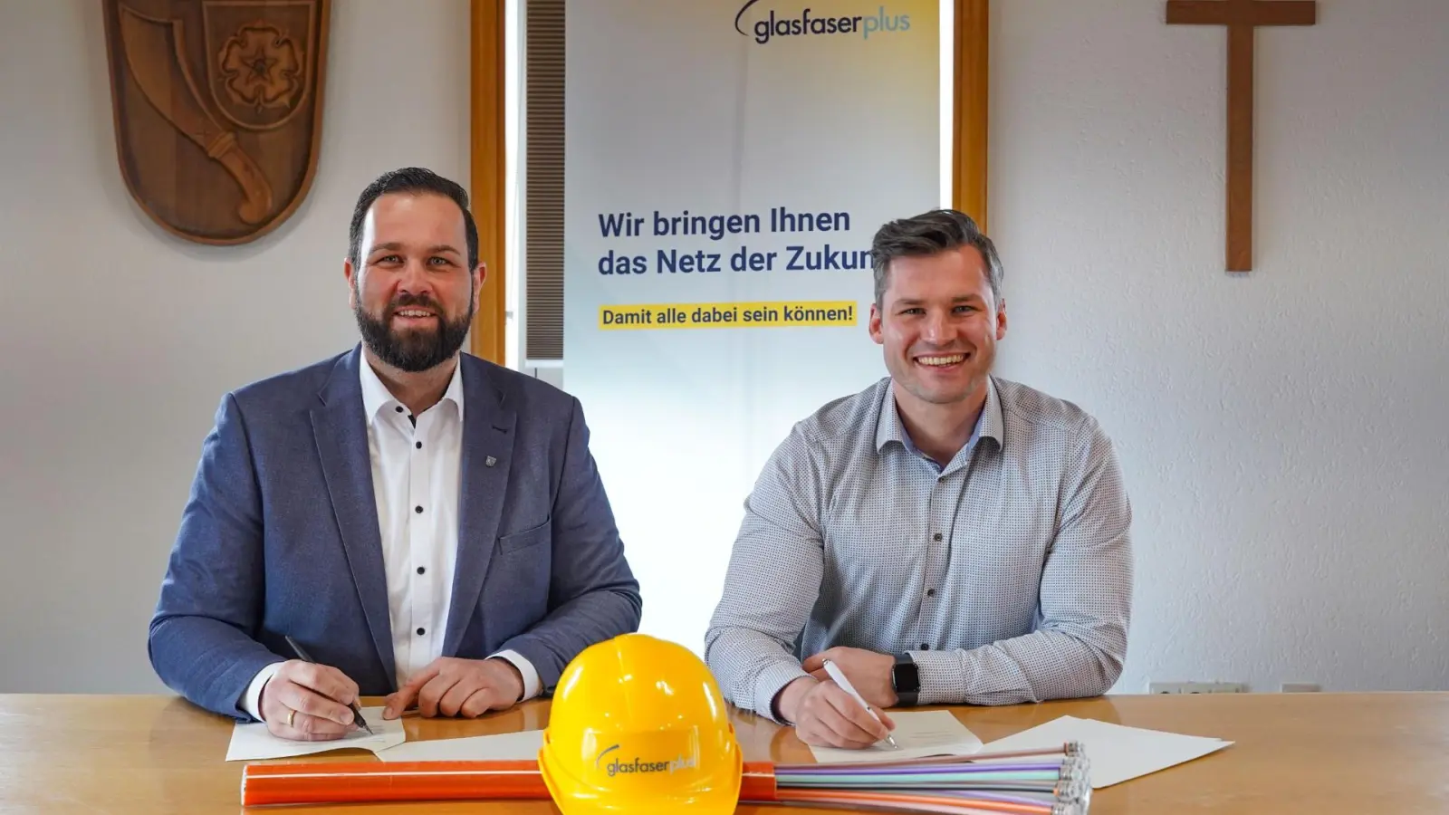 Bürgermeister Christian Brunner (links) und Richard Liedel von GlasfaserPlus. (Foto: sd)