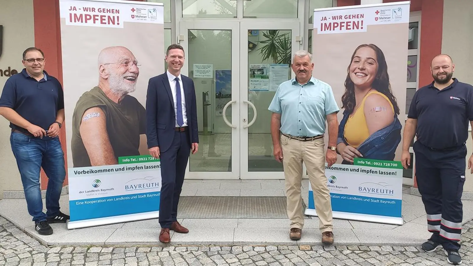 Ulrich Bertelshofer (Gemeinderat und Mitorganisator/Einrichtungsleiter und stellv. Geschäftsführer Hospitalstift Bayreuth), Landrat Florian Wiedemann, Bürgermeister Reinhard Preißinger und Christian Meyer, Leiter der Einsatzdienste bei den Maltesern Waischenfeld, zum Start der Gemeinde-Impftour in Seybothenreuth. (Foto: red)