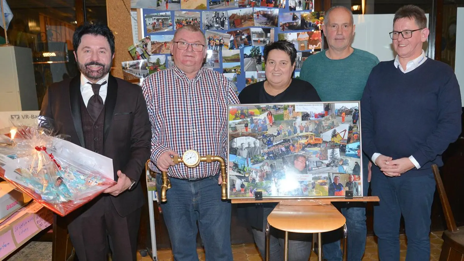 Von links: Bürgermeister Sven Ruhl, Egon Ruckriegel mit Ehefrau Christine, Außendienstmitarbeiter Ulrich Mosner und Geschäftsführer Robert Braun (beide Südwasser GmbH). (Foto: Dieter Jenß)