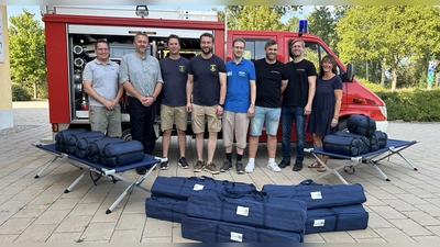 V.l.: Erster Bürgermeister Jörg Teufel, zweiter Bürgermeister Stefan Regner, 2. Kdt. FW Engelmannsreuth Klaus Häfner, 1. Kdt. FW Engelmannsreuth Florian Hufnagel, 1. Kommandant FW Losau Christian Lochüller, 1. Kdt. FW Funkendorf-Bieberswöhr Michael Pezolt, 2. Kdt. FW Funkendorf-Bieberswöhr Florian Pezolt, dritte Bürgermeisterin Karin Hartmann bei der Übergabe der neuen Feldbetten und Schlafsäcke. (Foto: Gemeinde Prebitz )