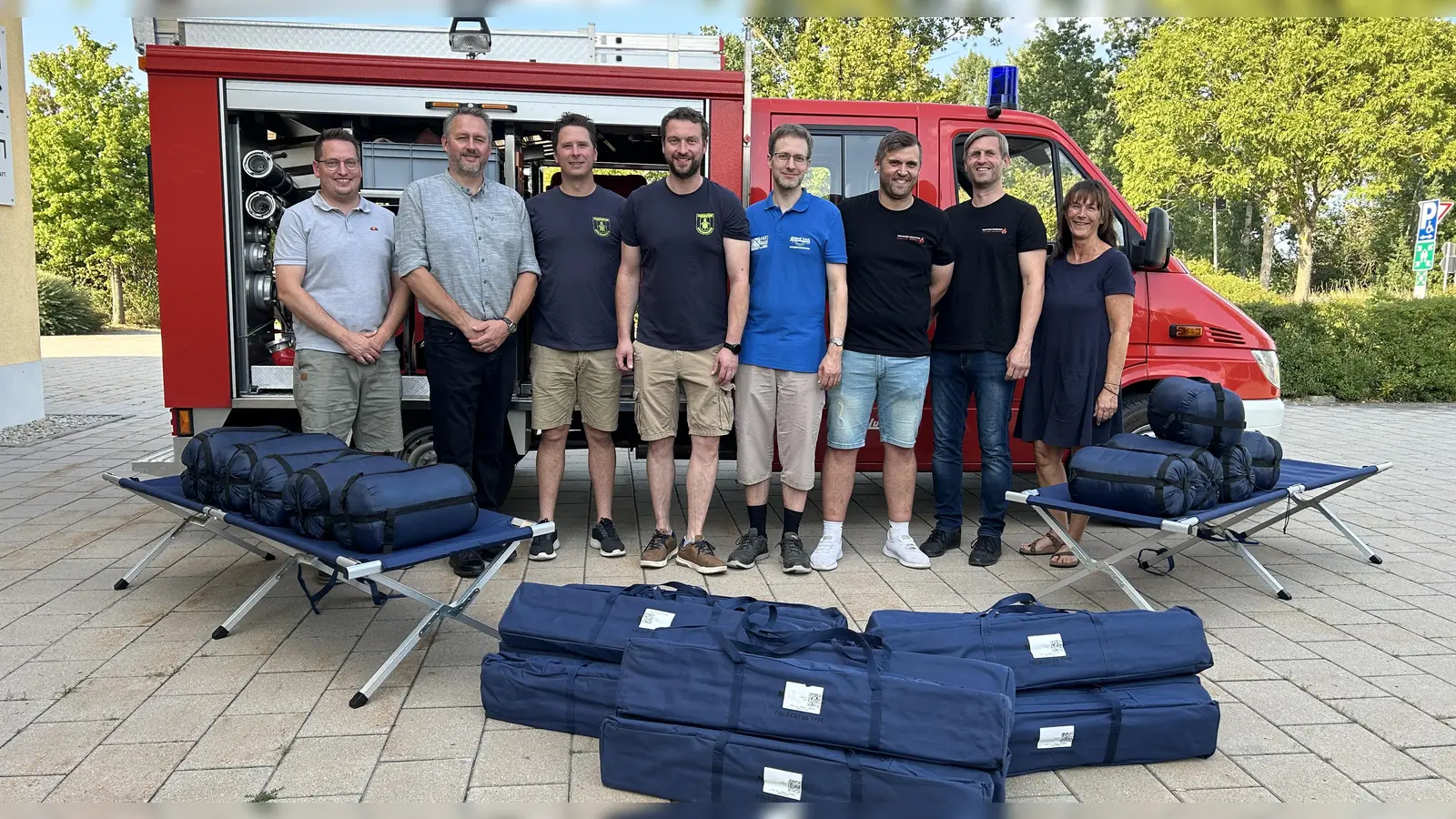 V.l.: Erster Bürgermeister Jörg Teufel, zweiter Bürgermeister Stefan Regner, 2. Kdt. FW Engelmannsreuth Klaus Häfner, 1. Kdt. FW Engelmannsreuth Florian Hufnagel, 1. Kommandant FW Losau Christian Lochüller, 1. Kdt. FW Funkendorf-Bieberswöhr Michael Pezolt, 2. Kdt. FW Funkendorf-Bieberswöhr Florian Pezolt, dritte Bürgermeisterin Karin Hartmann bei der Übergabe der neuen Feldbetten und Schlafsäcke. (Foto: Gemeinde Prebitz )