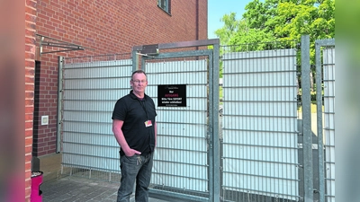 Henning Angebrandt sorgt für den kontrollierten Einlaß auf das Festspielgelände.  (Foto: gmu)