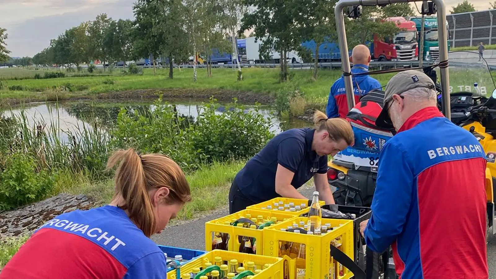 Megastau bei brütender Hitze in Bayreuth: Helfer kommen wegen schlechter Rettungsgasse kaum durch (Foto: BRK Bayreuth)