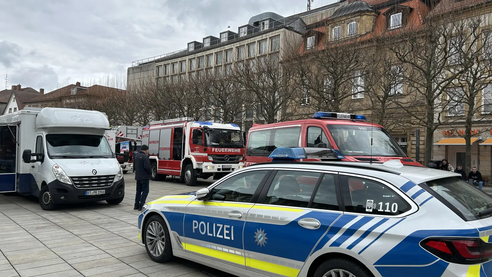Die Einsatzkräfte rückten am Donnerstagvormittag zu einem Einsatz in eine Bankfiliale direkt am Marktplatz aus.  (Foto: gmu)