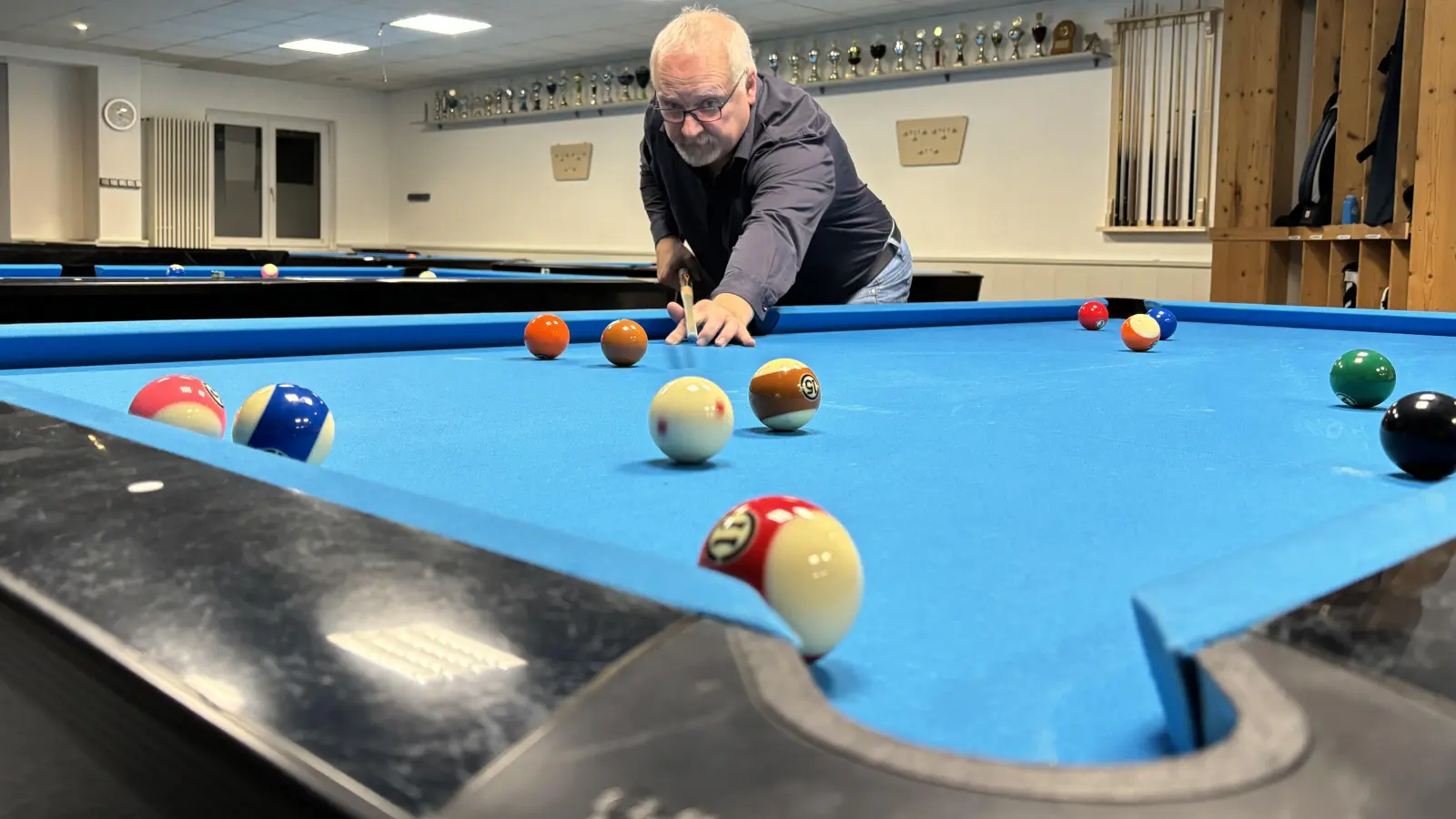 Achterball ist eine Spielart von Billard – Uwe Duwe ist Erster Vorstand des Achterball Club Bayreuth. (Foto: Achterball Club Bayreuth)