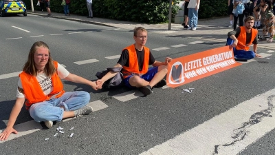 Klimaaktivisten müssen von der Straße getragen werden (Foto: Mohr)
