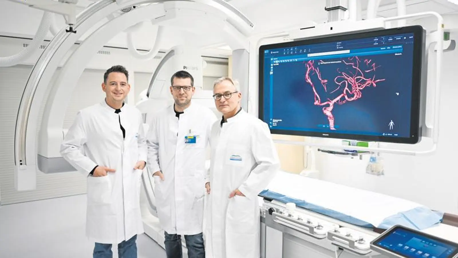Prof. Dr. med. Arnd Dörfler, Leiter der Sektion Neurointervention an der Klinik Hohe Warte, mit seinen beiden Stellvertretern Priv.-Doz. Dr. Stefan Lang und Priv.-Doz. Dr. Manuel Schmidt (von rechts nach links), vor der neuen Angiografieanlage. Foto: red (Foto: inBayreuth.de)