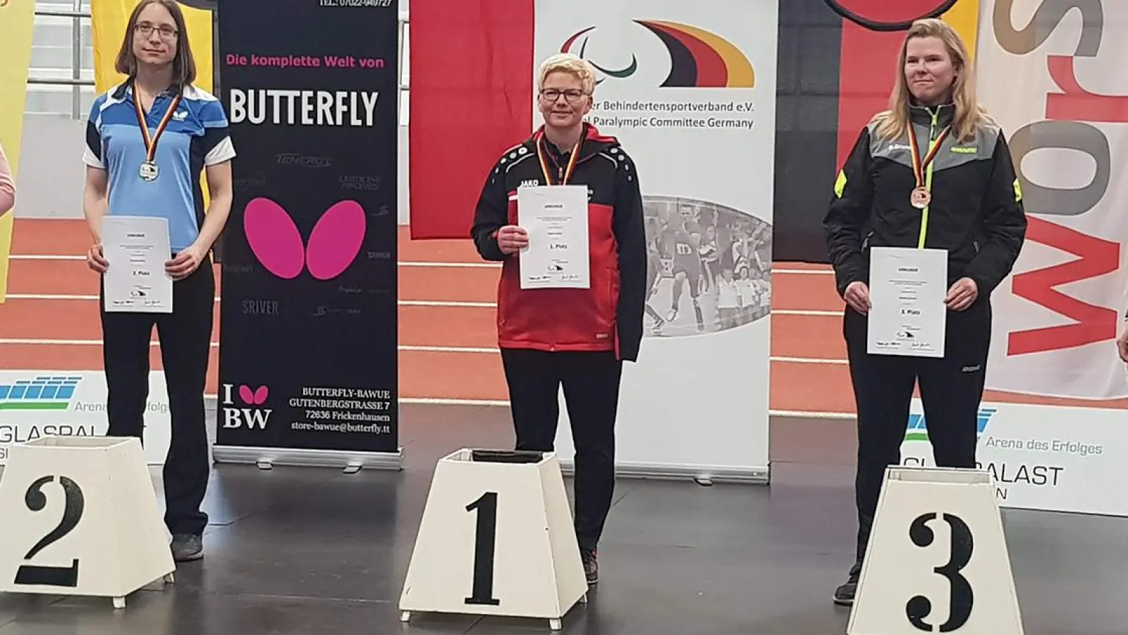 Regina Höger (Mitte) mit ihrer Goldmedaille. (Foto: red)