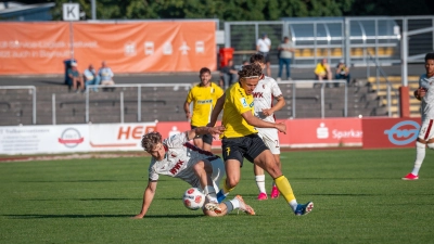 Marlon Fries (am Ball), Vorlagengeber zum 2:0, war ein Sinnbild für die gute kämpferische Bayreuther Leistung beim 3:0-Sieg gegen die Bundesligareserve des FC Augsburg. (Foto: SpVgg Bayreuth/Simon Helfensdörfer)
